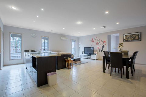 Gorgeous 4BR Home In Point Cook - Accommodation Tasmania 3