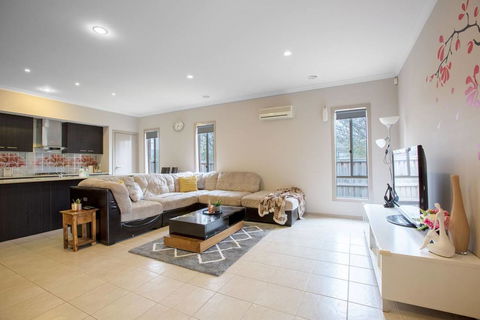 Gorgeous 4BR Home In Point Cook - Accommodation Tasmania 1