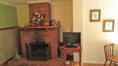 Gumtree On Gillies Bed And Breakfast - Accommodation Tasmania 3