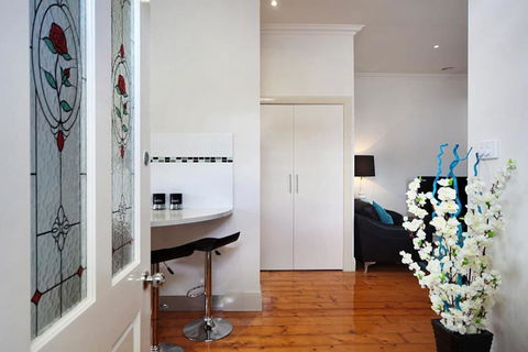 Hidden Gem In Cafe Strip! Chadstone + King Bed - Accommodation Tasmania 2