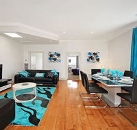 Hidden Gem in Cafe Strip Chadstone  King Bed - Accommodation Tasmania