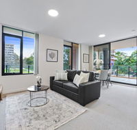 HomeHotel walking distance to Train and Westfield. - Accommodation Tasmania