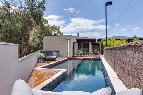 Kalina Retreat: Resort Style Tennis & Pool - Accommodation Tasmania 2