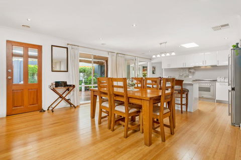KARINYA - MORNINGTON - Accommodation Tasmania 2