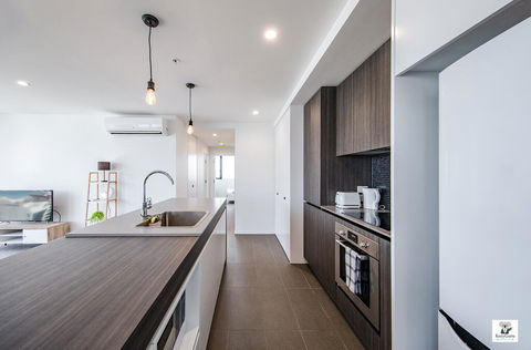 KOZYGURU BROADBEACH AMAZING VIEW 2 BED APT + FREE PARKING WALK TO BEACH QBR004 - Accommodation Tasmania 3