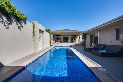 Kraimorie Large Family Beach House With Pool, Superb Water Views, Pool, And Games Room - Accommodation Tasmania 1