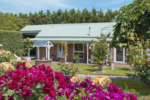 Lakeside Cottage Luxury B&B - Accommodation Tasmania 1