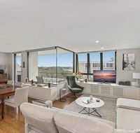 Light filled apartment with sweeping harbour views - Accommodation Tasmania