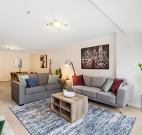Luxe 2-Bed Apartment with River Views Near Casino - Accommodation Tasmania