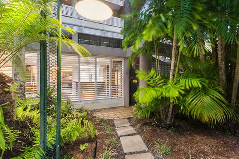 Luxury Pool Side Apartment In Beachfront Resort - Accommodation Tasmania 2