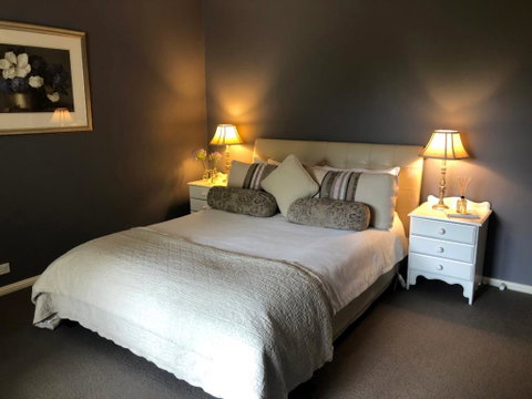 Luxury Room 15mins From Wagga's CBD - Accommodation Tasmania 0