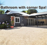 MODERN  LUXURIOUS WITH SPA BATH - Accommodation Tasmania