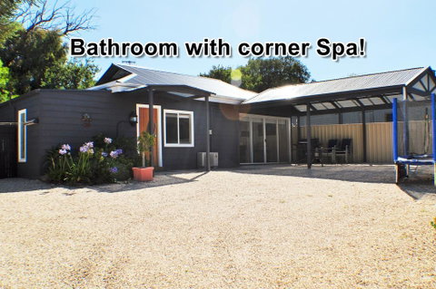 MODERN & LUXURIOUS WITH SPA BATH! - Accommodation Tasmania 0