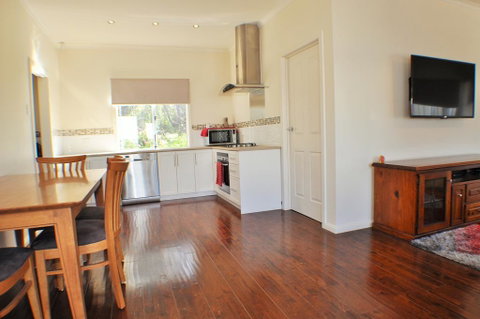 MODERN & LUXURIOUS WITH SPA BATH! - Accommodation Tasmania 1