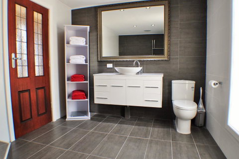 MODERN & LUXURIOUS WITH SPA BATH! - Accommodation Tasmania 3