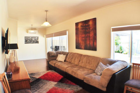 MODERN & LUXURIOUS WITH SPA BATH! - Accommodation Tasmania 2