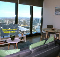 Modern 2BR 2BT Apt with Stunning Ocean Views Netflix Gym Pool and Wine - Accommodation Tasmania