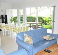 MODERN 3 BEDROOM APARTMENT IN TRADITIONAL QUEENSLANDER  PATIO LEAFY YARD POOL - Accommodation Tasmania