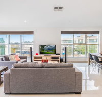 Modern Unit With Balconies Near Melbourne Airport - Accommodation Tasmania