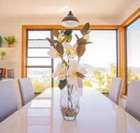 Moonah House-10 mins to CBD  MONA 4BR 2 BATH great view park 3 cars sleep 11 king bed en-suite - Accommodation Tasmania