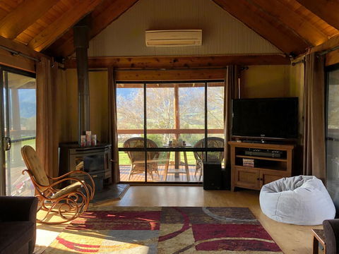 Mountain Grass Lodge (2 Bedroom) - Accommodation Tasmania 2