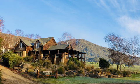 Mountain Grass Lodge (2 Bedroom) - Accommodation Tasmania 0