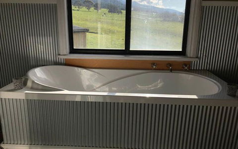 Mountain Grass Lodge (2 Bedroom) - Accommodation Tasmania 3