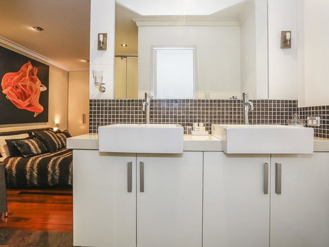 New York On King - Accommodation Tasmania 2