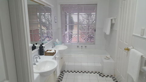 Two Sisters Chalets - Accommodation Tasmania 36