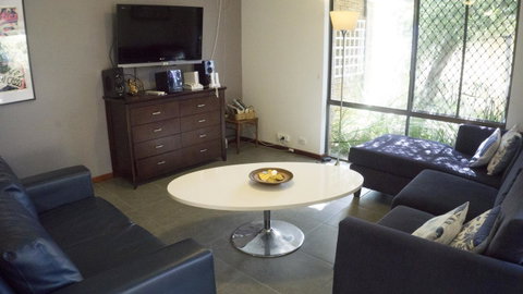 Relax, Bright & Airy Garden Villa - Accommodation Tasmania 22