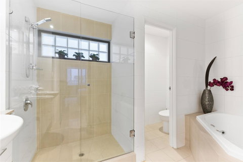 The Executive Penthouse - Accommodation Tasmania 9