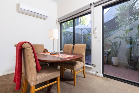 Como Executive Apartment - Accommodation Tasmania 10