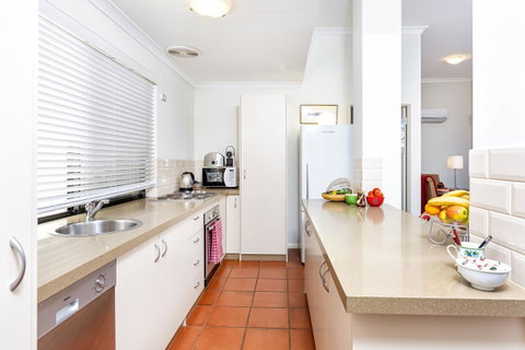 Como Executive Apartment - Accommodation Tasmania 8