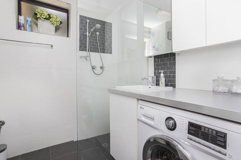 Gorgeous 26 1 Bed Designer Fitout Perfect Location - Accommodation Tasmania 5