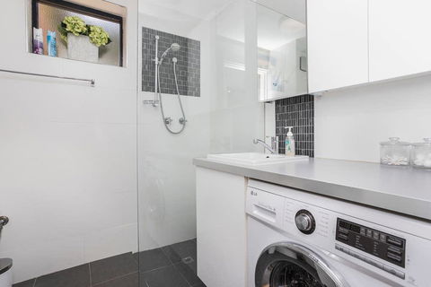 Gorgeous 26 1 Bed Designer Fitout Perfect Location - Accommodation Tasmania 36