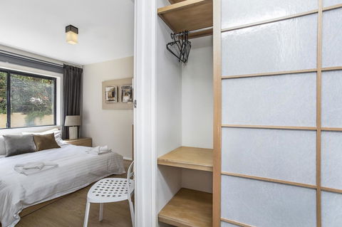 Gorgeous 26 1 Bed Designer Fitout Perfect Location - Accommodation Tasmania 1