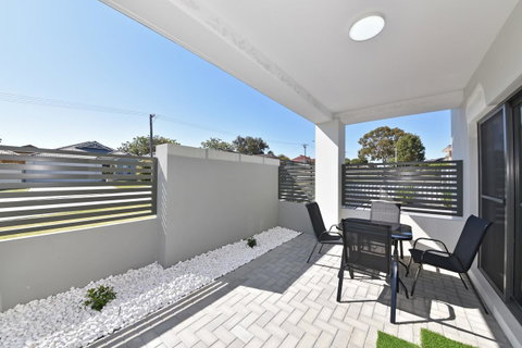 Modern Apartment Redcliffe Near Perth Airport: 0126 - Accommodation Tasmania 33