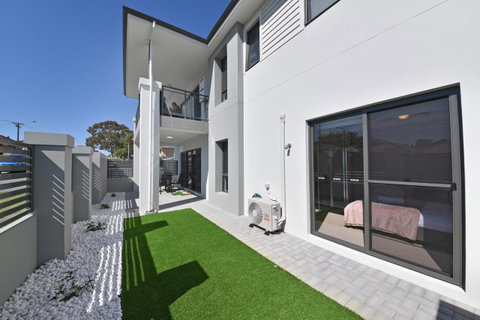 Modern Apartment Redcliffe Near Perth Airport: 0126 - Accommodation Tasmania 34