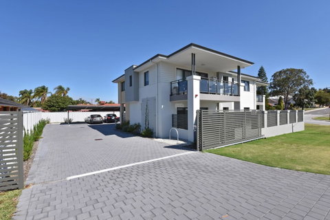 Modern Apartment Redcliffe Near Perth Airport: 0126 - Accommodation Tasmania 42