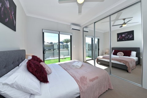Modern Apartment Redcliffe Near Perth Airport: 0126 - Accommodation Tasmania 4