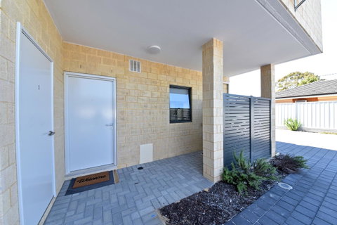 Modern Apartment Redcliffe Near Perth Airport: 0126 - Accommodation Tasmania 37