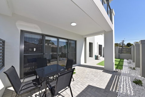 Modern Apartment Redcliffe Near Perth Airport: 0126 - Accommodation Tasmania 30