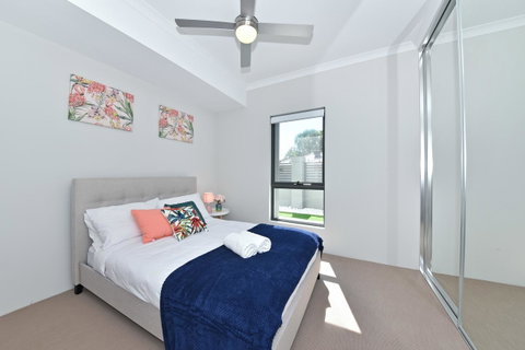 Modern Apartment Redcliffe Near Perth Airport: 0126 - Accommodation Tasmania 9