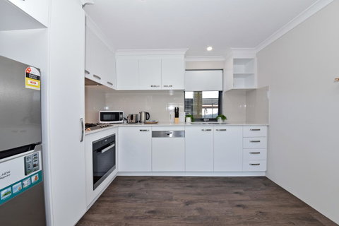 Modern Apartment Redcliffe Near Perth Airport: 0126 - Accommodation Tasmania 22