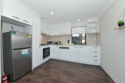 Modern Apartment Redcliffe Near Perth Airport: 0126 - Accommodation Tasmania 19