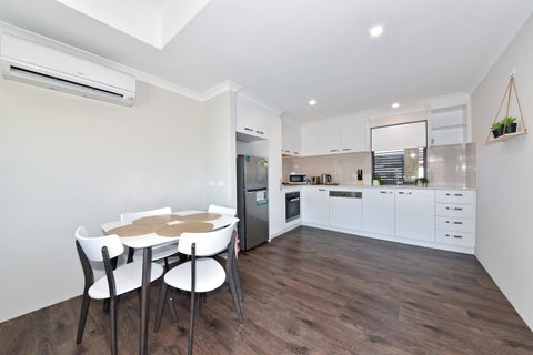 Modern Apartment Redcliffe Near Perth Airport: 0126 - Accommodation Tasmania 21