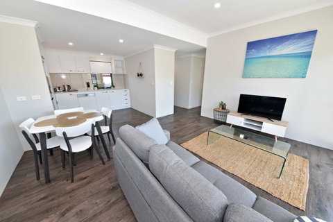 Modern Apartment Redcliffe Near Perth Airport: 0126 - Accommodation Tasmania 15
