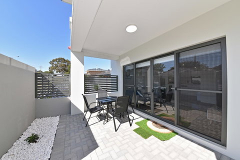 Modern Apartment Redcliffe Near Perth Airport: 0126 - Accommodation Tasmania 32
