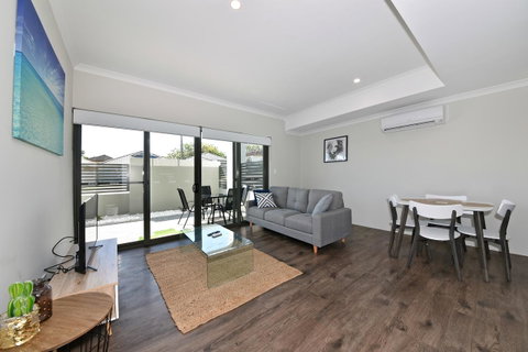 Modern Apartment Redcliffe Near Perth Airport: 0126 - Accommodation Tasmania 1