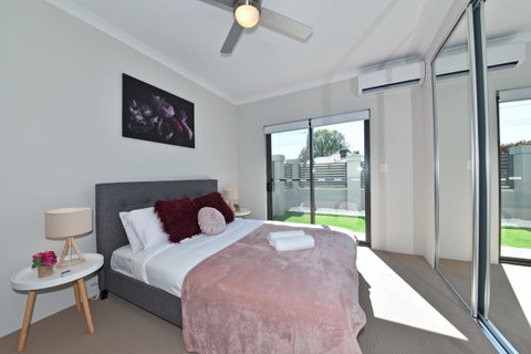 Modern Apartment Redcliffe Near Perth Airport: 0126 - Accommodation Tasmania 2